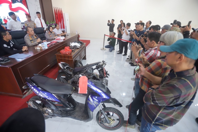 PERS RILIS: Polres Mojokerto Kota menggelar pers rilis terkait kasus pembunuhan siswi SMP di Kemlagi. Polisi menghadirkan salah satu tersangka pelaku dewasa dan sejumlah barang bukti, Rabu (14/6). (Sofan Kurniawan/JPRM)