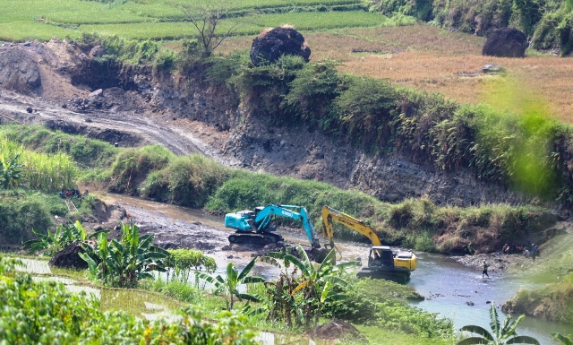 TAMBANG: Para penambang tengah beraktivitas di aliran Sungai Moro di Dusun Jabung, Desa Lebak Jabung, Kecamatan Jatirejo, Kabupaten Mojokerto kemarin. Banyaknya tambang liar menjadi salah satu penyebab rendahnya kesadaran wajib pajak menunaikan kewajibann