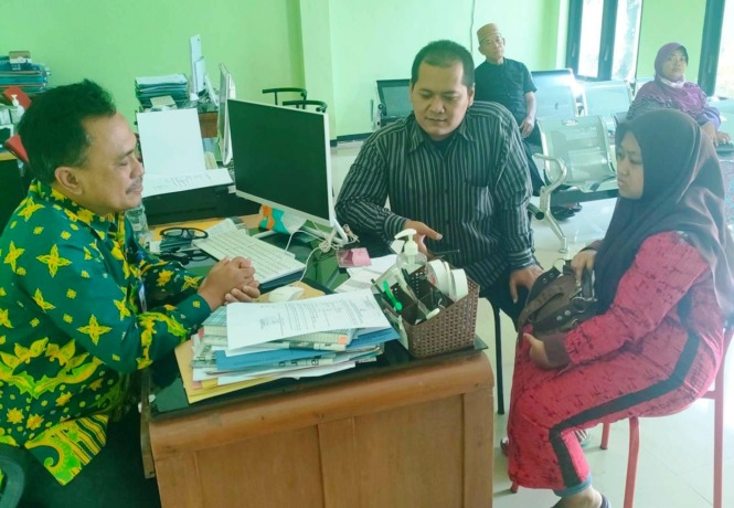 PORSI: Sejumlah pendaftar porsi haji di Kementerian Agama Kabupaten Mojokerto, beberapa waktu lalu. (Farisma Romawan/JPRM)