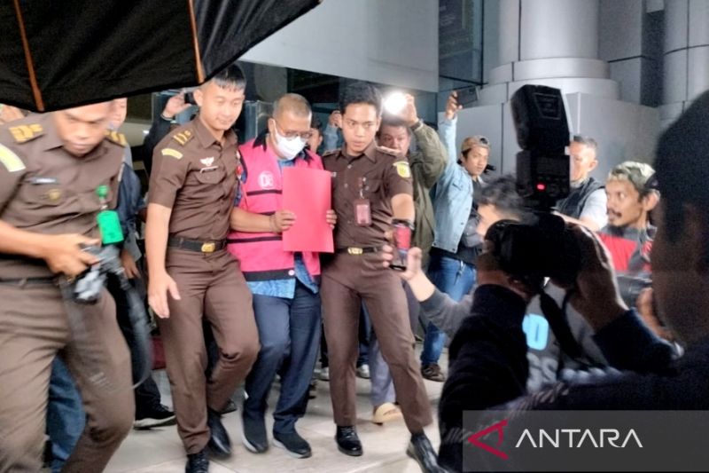 Tersangka HA (dua kanan) digiring penyidik untuk ditahan di Lapas usai ditetapkan tersangka atas kasus dugaan korupsi penggunaan dana PDAM Makassar di kantor Kejaksaan Tinggi Sulawesi Selatan, Makassar, Selasa (13/6/2023) malam. ANTARA/M Darwin Fatir