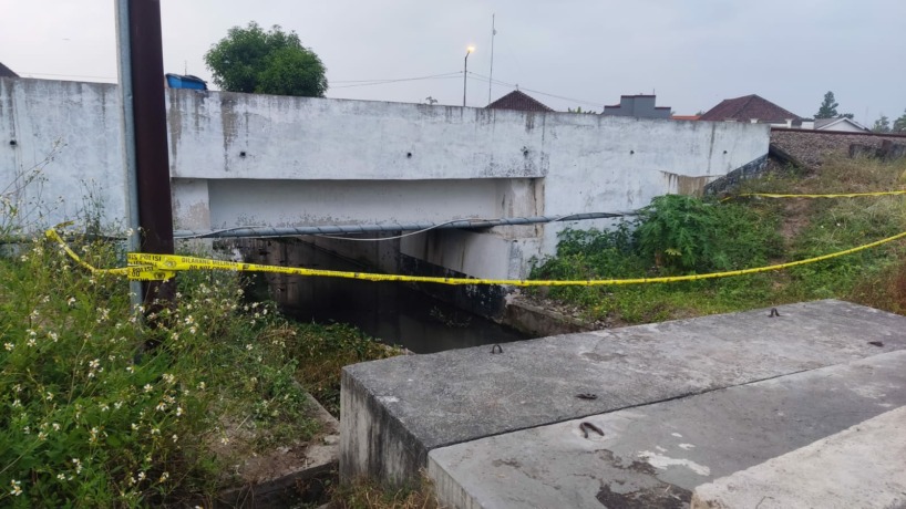 SUNGAI KECIL: Area di Desa Mojoranu, Kecamatan Sooko, Kabupaten Mojokerto lokasi pembuangan mayat dibungkus karung putih yang ternyata diduga AE, 15, asal Kecamatan Kemlagi, Kabupaten Mojokerto yang dilaporkan menghilang sejak 15 Mei lalu. (Farisma Romawa