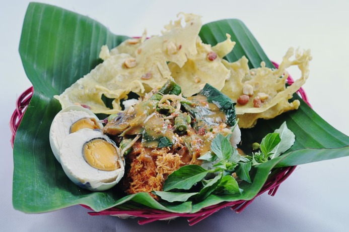 MENGGUGAH SELERA: Tampilan salah satu menu pecel di Warung Pecel Kutho yang menyediakan promo menarik bulan ini. (Indah Oceananda/JPRM)