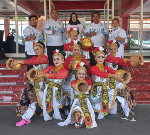 DIAPRESIASI: Bupati Mojokerto Ikfina Fahmawati dan Kepala Dispendik Kabupaten Mojokerto Ludfi Ariyono foto bersama dengan peserta didik yang membawakan tarian kreasi tradisional di acara launching produk air minum MASA, Rabu (31/5). (Indah Oceananda/JPRM)