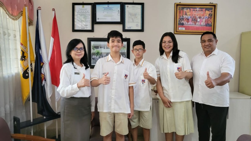 CERDAS: Kepala SMP TNH Mojokerto Dra. B.S. Soelistyowati Udhayani bersama ketiga siswa yang berhasil menorehkan prestasi pada ajang OSN tingkat Kota Mojokerto. (Indah Oceananda/JPRM)