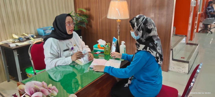 OPTIMAL: Pegawai RSUD Prof dr Soekandar memberikan pelayanan antre obat secara cepat dan mudah kepada masyarakat. (Ahmad Basuni/JPRM)