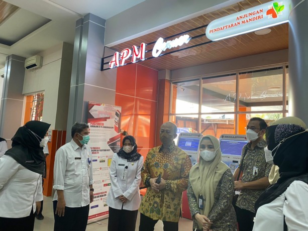 TINJAU: Direktur Teknologi Informasi (TI) BPJS Kesehatan Edwin Aristiawan bersama Direktur RSUD Prof dr Soekandar dr Djalu Naskutub menilik mesin APM yang baru diluncurkan. (RSUD Prof dr Soekandar for JPRM)