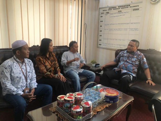 JELANG GRAND FINAL: Panitia JPRM bersama Kepala Dispendik Kabupaten Mojokerto berkoordinasi menjelang pelaksanaan grand final Lomba Kreativitas Ibu dan Anak, kemarin (9/6). (Indah Oceananda/JPRM)