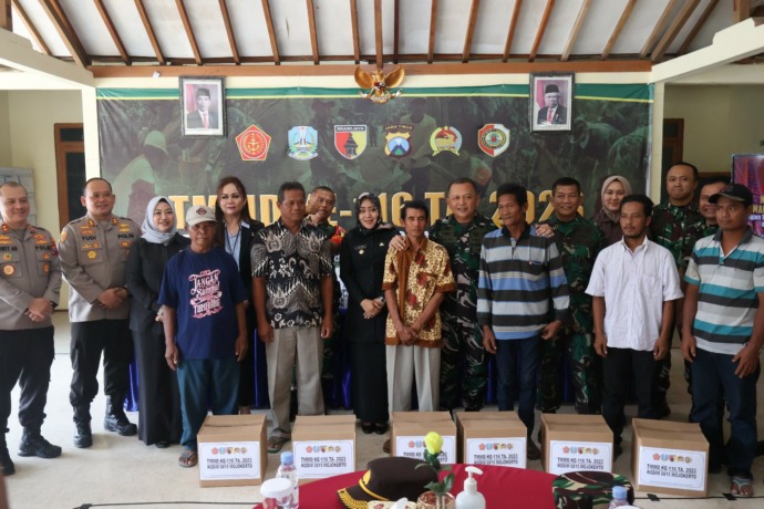 SINERGISITAS: Bupati Ikfina Fahmawati dan Forkopimda Kabupaten Mojokerto mendampingi tim Wasev Mabes TNI AD yang dipimpin Brigjen Hari Mulyanto melakukan pengecekan TMMD ke-16 di Desa Randuharjo, Kecamatan Pungging, Kabupaten Mojokerto. (dok Diskominfo Ka