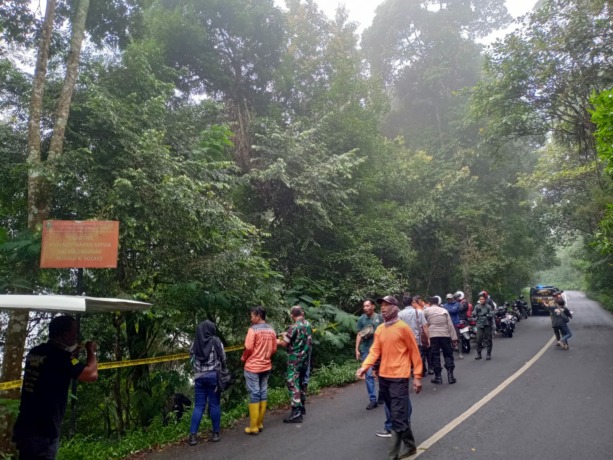 EVAKUASI: Sejumlah petugas dari Polrestabes Surabaya, Tahura Raden Soerjo, dan relawan mengevakuasi mayat dalam koper yang berada di jurang Pacet area Gajah Mungkur jalur Pacet-Cangar, Kecamatan Pacet, Kabupaten Mojokerto, Rabu (8/6). (Adi Nugroho/JPRM)