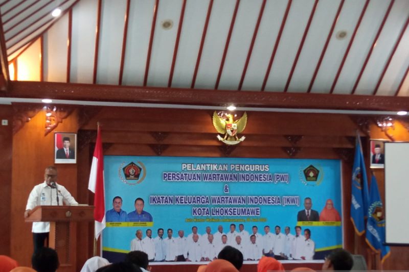 Ketua Umum PWI Pusat Atal S Depari memberikan sambutan saat pelantikan pengurus PWI Kota Lhokseumawe di Kantor Wali Kota Lhokseumawe, Selasa (6/6/2023). ANTARA/Dedy Syahputra