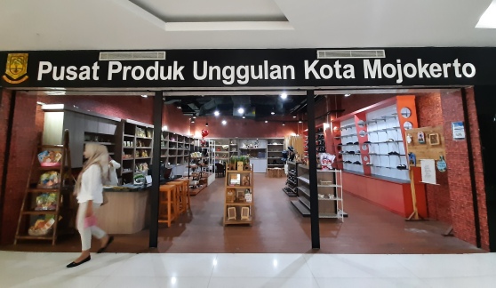 UNGGULAN: Produk kreasi kelompok usaha kreatif yang disediakan di PPUKM Kota Mojokerto di lantai 1 Sunrise Mall Mojokerto. (Rizal Amrulloh/JPRM)