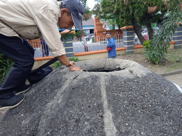 DIKAJI: Tim Ahli Cagar Budaya (TACB) Provinsi Jatim dan Dikbud Kota Mojokerto saat mengkaji bunker peninggalan masa kolonial untuk diusulkan menjadi cagar budaya. (Rizal Amrulloh/JPRM)