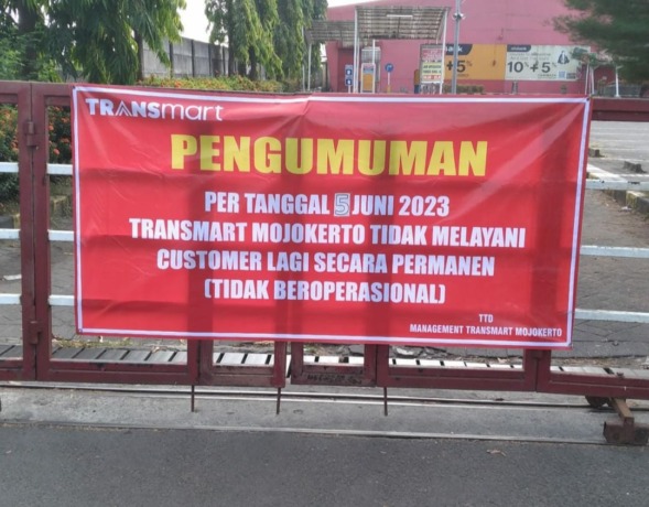 TUTUP: Gerai Transmart Mojokerto di Jalan Benteng Pancasila berhenti beroperasi sejak awal Juni. (dok JPRM)