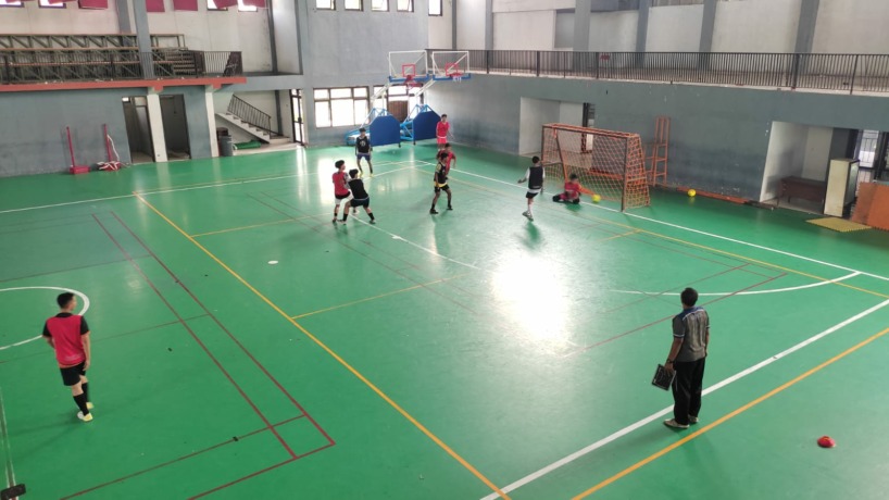 BERBENAH: Tim futsal Kabupaten Mojokerto berlatih di GOR Indoor Mojosari sebelum melawat ke Tulungagung, beberapa waktu lalu. (Martda Vadetya/JPRM)