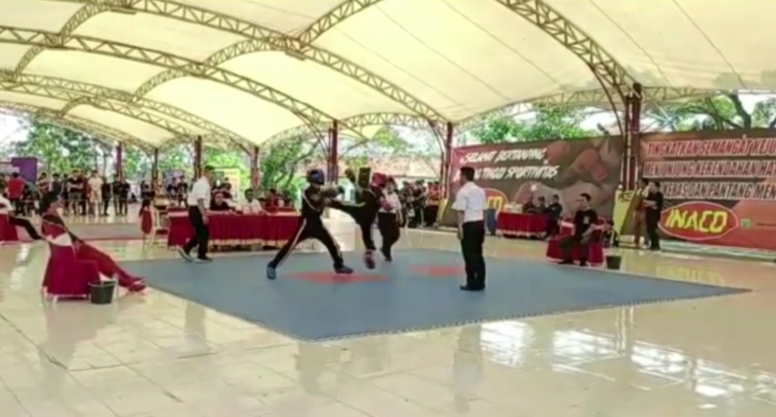 PETARUNG: Atlet Kick Boxing Kabupaten Mojokerto saat berlaga di Kejuaraan Tatami Kick Boxing Pasuruan, akhir pekan lalu.