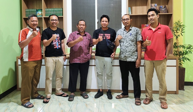 MENATAP KONGRES: Pengurus Askab PSSI Mojokerto setelah merampungkan proses seleksi pelatih tim porprov Februari lalu. Dikabarkan, Askab PSSI bakal segera menggelar kongres tahunan. (Martda Vadetya/JPRM)