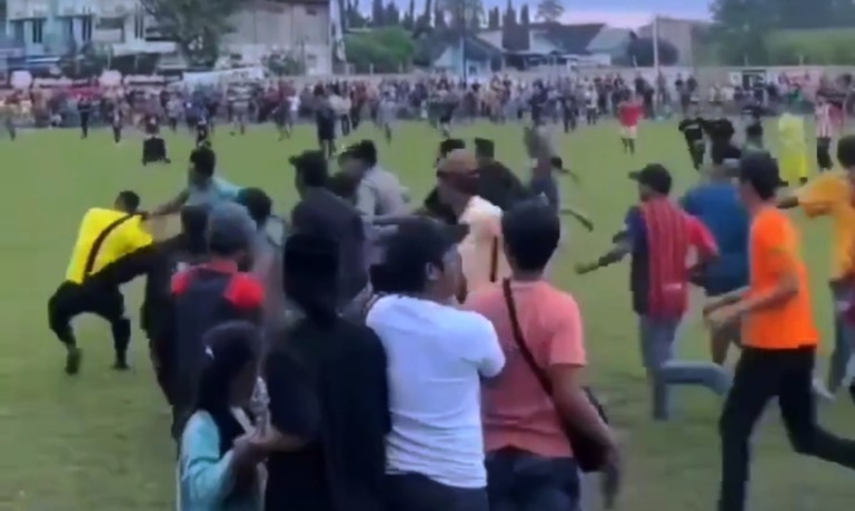 JADI SASARAN: Asisten wasit Saifudin Zuhri, berupaya meloloskan diri dari amukan suporter yang mengeroyoknya selepas pertandingan, Jumat (9/6) sore. (tangkapan layar Marda Vadetya/JPRM)