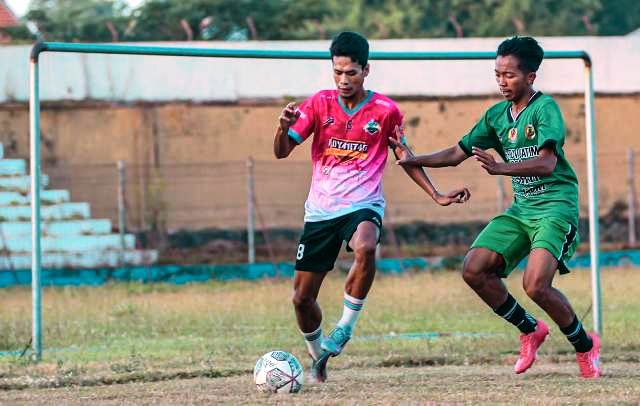 BERJIBAKU: Kapten tim sepak bola Kabupaten Mojokerto Rochmad Eko Cahyo berebut bola dengan eks pemain PSMS Medan Dian Sasongko dalam laga uji coba, Sabtu (10/6). (dok Askab PSSI Mojokerto for JPRM)