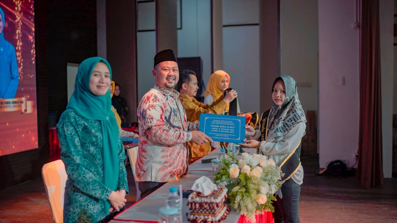 WISUDA: Bupati Gresik Fandi Akhmad Yani saat menyerahkan ijazah kepada siswa yang telah lulus program jaketku. (Dok/Radar Gresik)