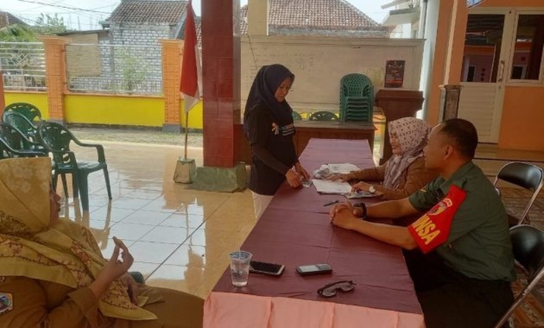 DISALURKAN: Babinsa Koramil Kedamean Serda Bambang Suprayitno, kepala desa dan perangkat lainya melakukan penyaluran BLT-DD untuk masyarakat. (Ist/radar Gresik)