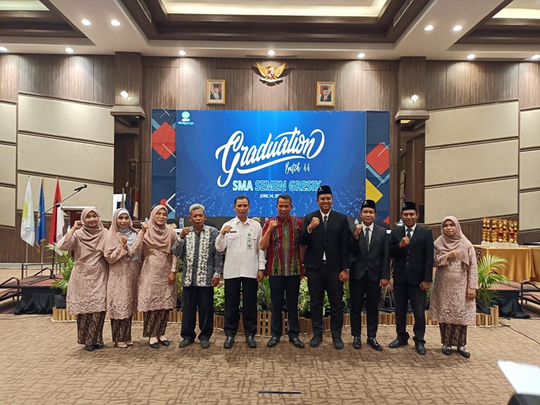 CETAK SISWA BERPRESTASI : SMA Semen Gresik Menggelar Prosesi Wisuda Angkatan ke-44, Rabu (14/6) di Hotel Horison (Riri/Radar Gresik)
