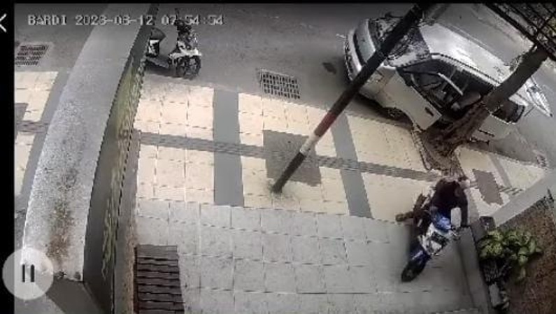 TEREKAM CCTV: Pelaku curanmor terekam CCTV saat menjalankan aksinya di Jalan Panglima Sudirman, Kecamatan Gresik.  (Ist/Radar Gresik)