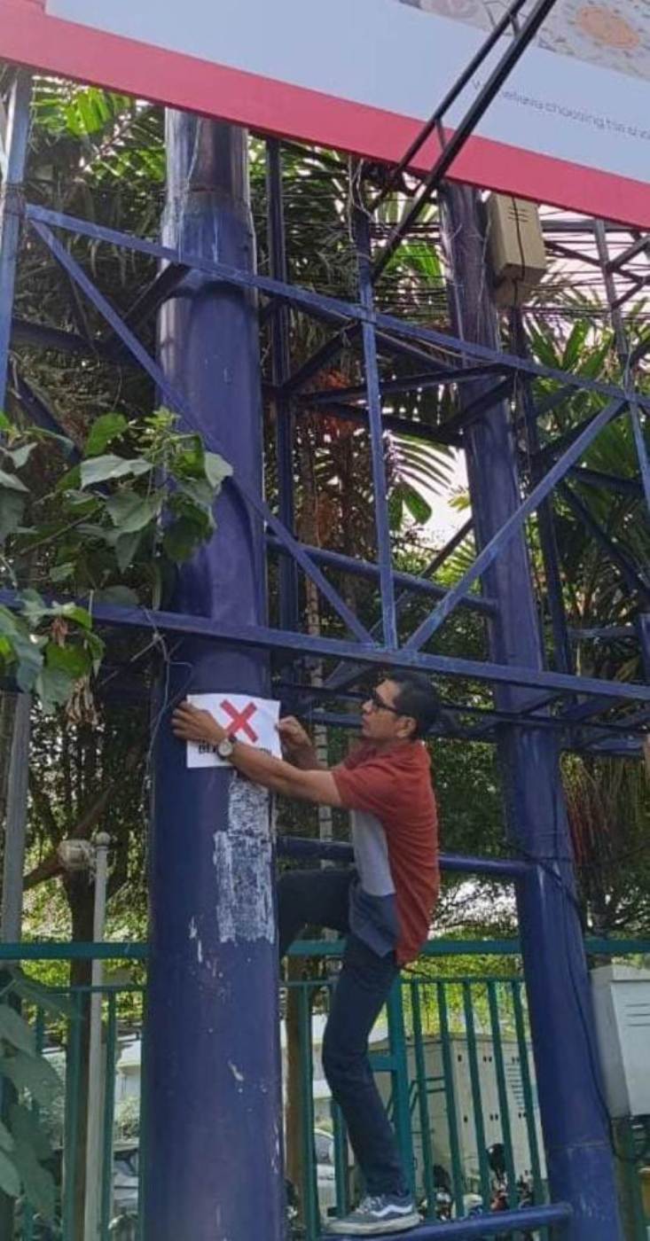 BERLOMBA URUS IZIN: Para pemilik reklame bodong mulai berbondong-bondong mengurus perizinan setelah di segel petugas.