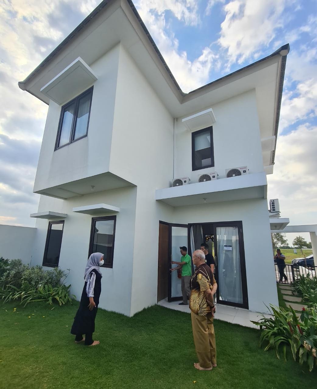 MEGAH: Calon konsumen sedang melihat contoh rumah dua lantai yang bangun salah satu developer di Kecamatan Manyar.