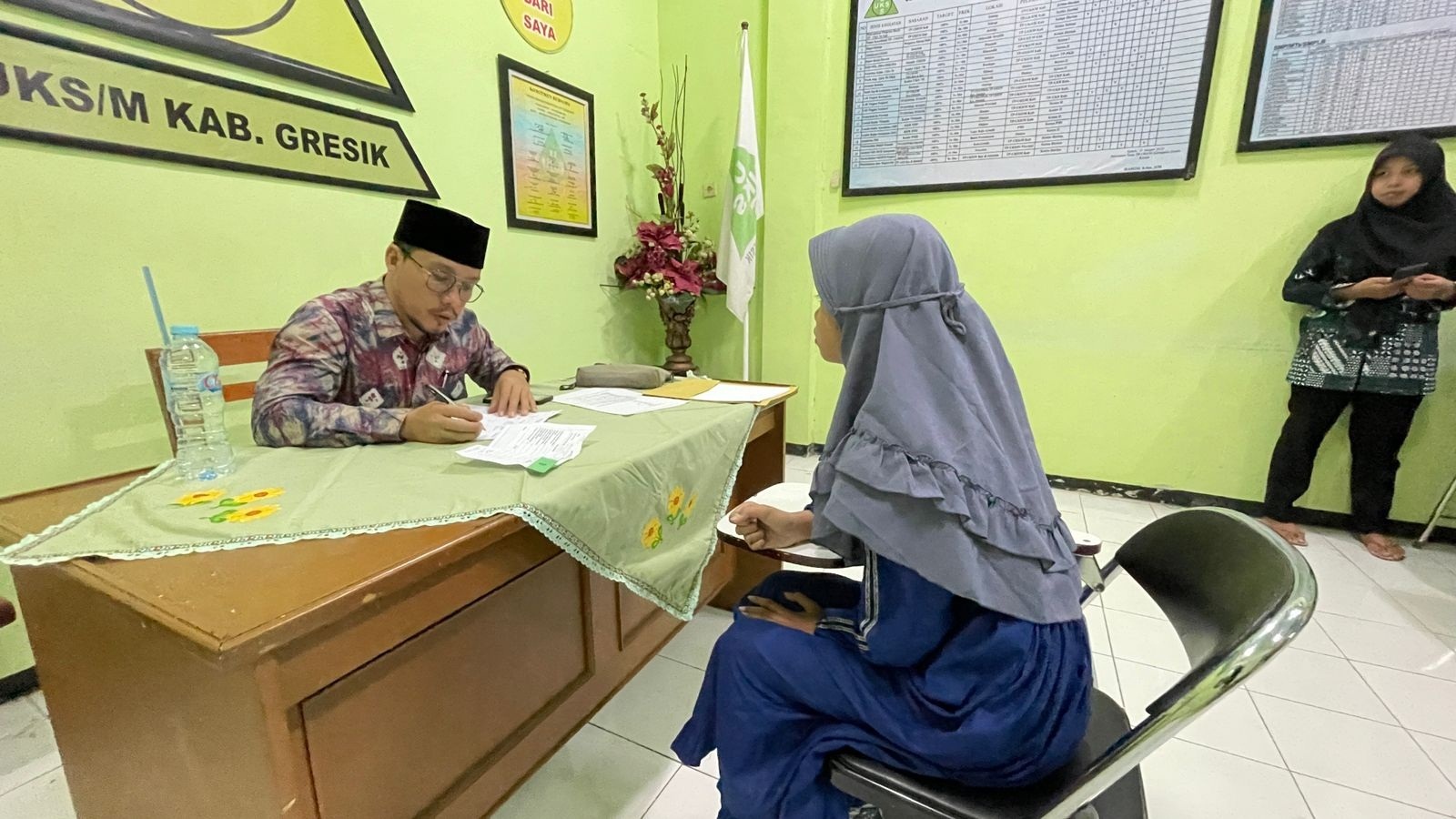 Penguji Jalur Tahfidz saat mendengarkan hafalan Alquran dari siswa yang ayatnya dipilih secara acak.