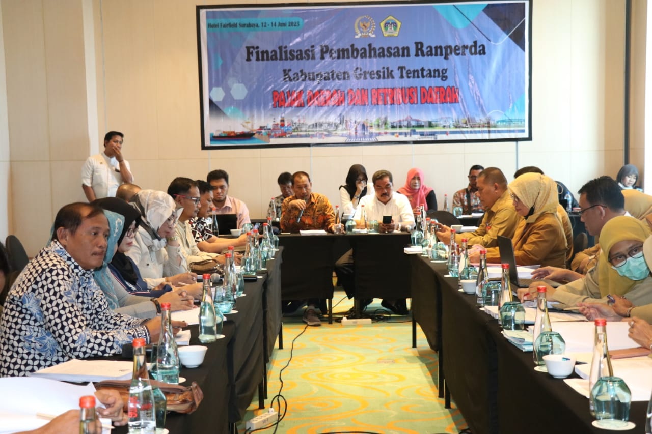 FINALISASI: Komisi II DPRD Gresik saat menggelar rapat finalisasi Ranperda PDRD bersama pemerintah dan tim ahli. (rofik/radar gresik)