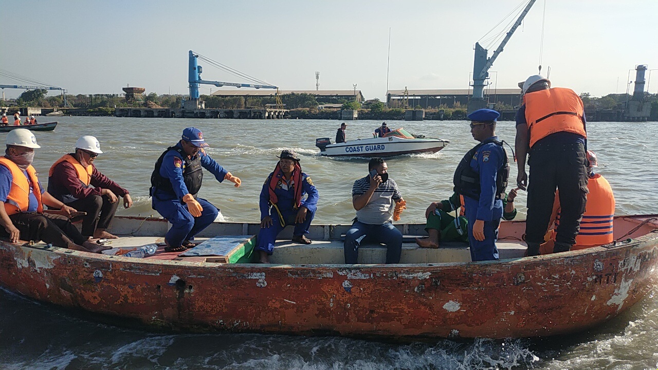 Tim Search and Rescue (SAR) Gabungan Dirpolairud Polda Jatim dan Satpolairud Polres saat melakukan proses pencarian dan evakuasi korban tenggelam di area Pelabuhan.