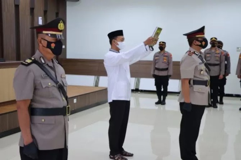 MUTASI: Polres Gresik saat menggelar sertijab pergantian jabatan di Mapolres Gresik.