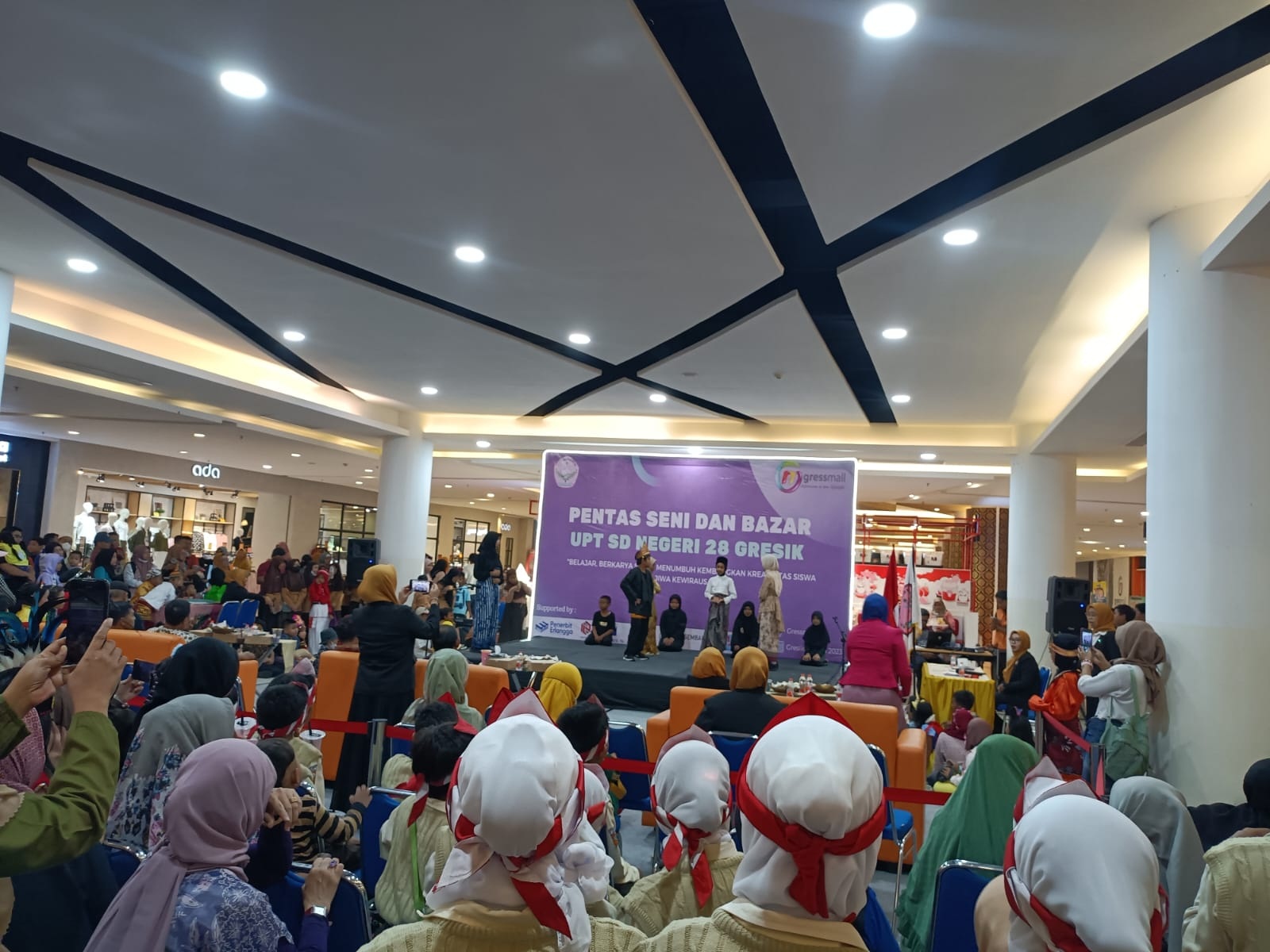 PELAJAR PANCASILA : Siswa siswi SDN 28 Gresik unjuk bakat di hadapan pengunjung Gresmall.