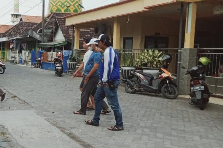 DIBAWA: Anggota Satreskrim Polres Gresik saat membawa HO untuk dimintai keterangan di Mapolres Gresik.