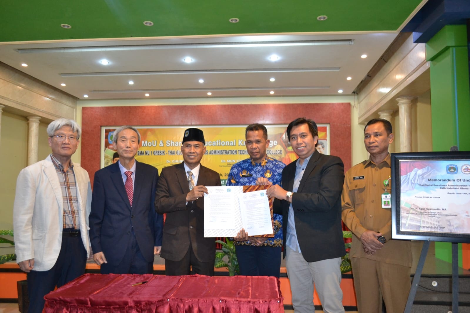 Inovasi : Kepala SMA NU 1 Gresik Drs. H. Agus Syamsudin, M.A menunjukkan surat MoU sebagai awal dimulainya kerjasama dengan TGBC.