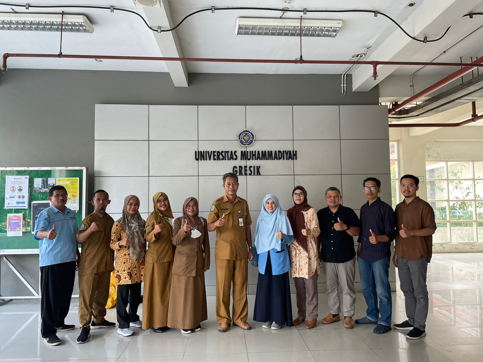FOTO BERSAMA : Rektor UMG di damping Wakil Rektor I & III, bersama Kepala Biro Admisi Humas serta Kepala UPT Vokasi & Sertifikasi berfoto bersama dengan rombongan SMK N 2 Lamongan