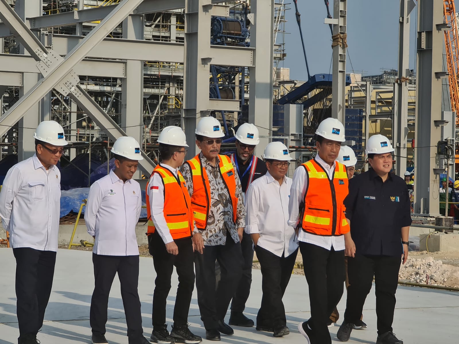 TINJAU KEMAJUAN : Presiden RI, Joko Widodo didampingi sejumlah Menteri Kabinet kerja meninjau progres proyek Smelter di PT Freeport Indonesia Manyar Gresik.