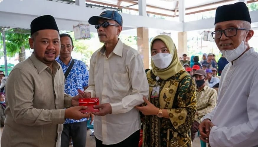 PENYERAHAN BANTUAN: Bupati Gresik Fandi Akhmad Yani saat menyerahkan bantuan PKH inklusif beberapa waktu lalu.