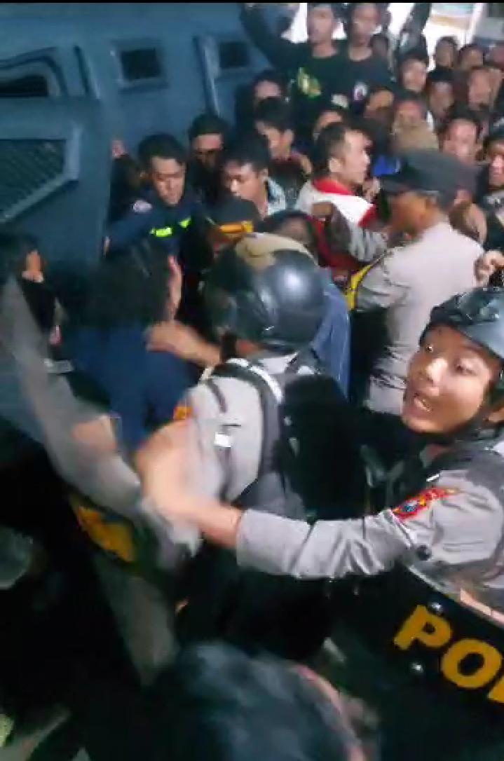 DIAMANKAN : Ketiga pelaku curanmor saat diamankan di Mapolres Gresik.