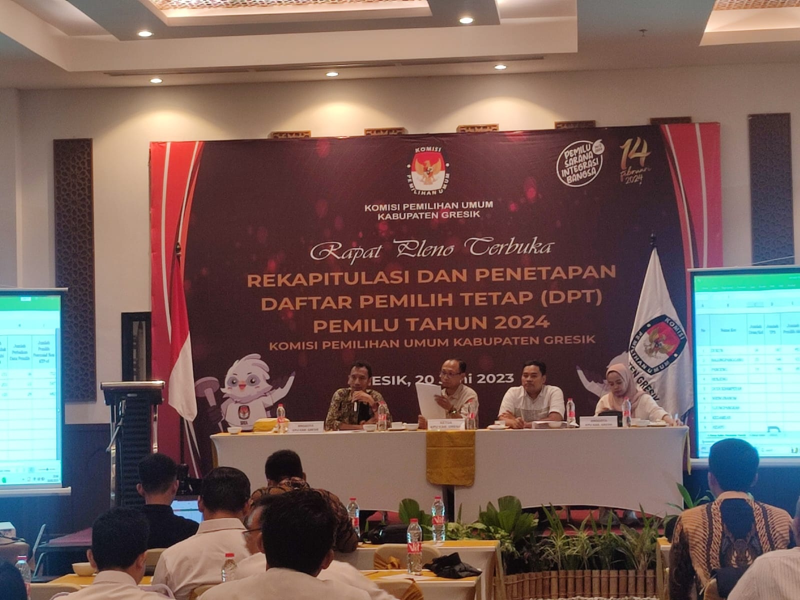PENETAPAN : Jajaran Komisioner KPU Gresik saat menggelar rapat pleno terbuka penetapan DPT pada Selasa (20/6) malam lalu.