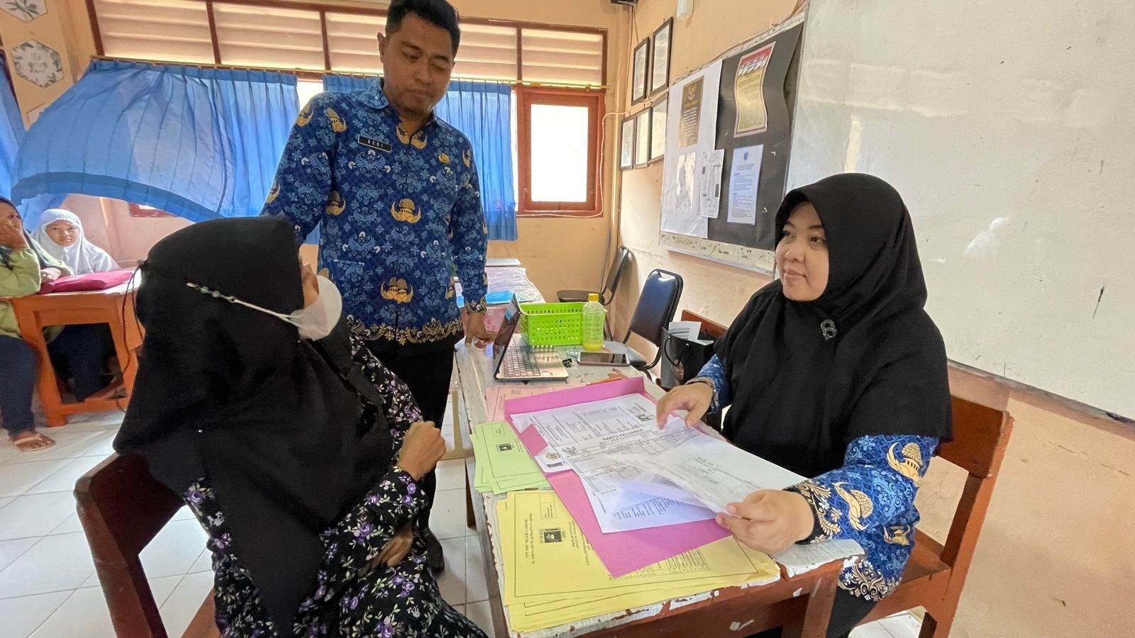 PENGAWASAN: Kepala Sekolah SMP Negeri 1 Gresik Berry Avita Prasetya saat melihat pendaftaran jalur prestasi di sekolahnya.