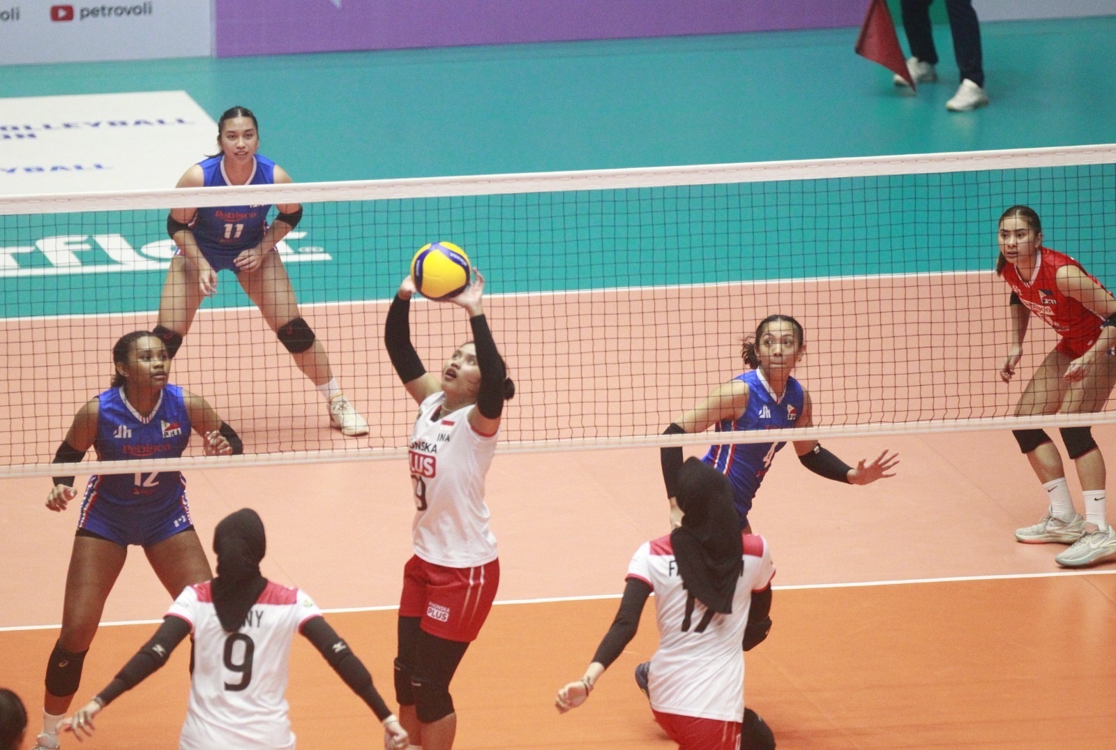 SENGIT: Para pemain timnas bola voli putri Indonesia saat bertanding melawan tim bola Voli putri Filipina di ajang Asian Volleyball Confederation (AVC) Challenge Cup 2023 di GOR Tri Dharma Petrokimia.