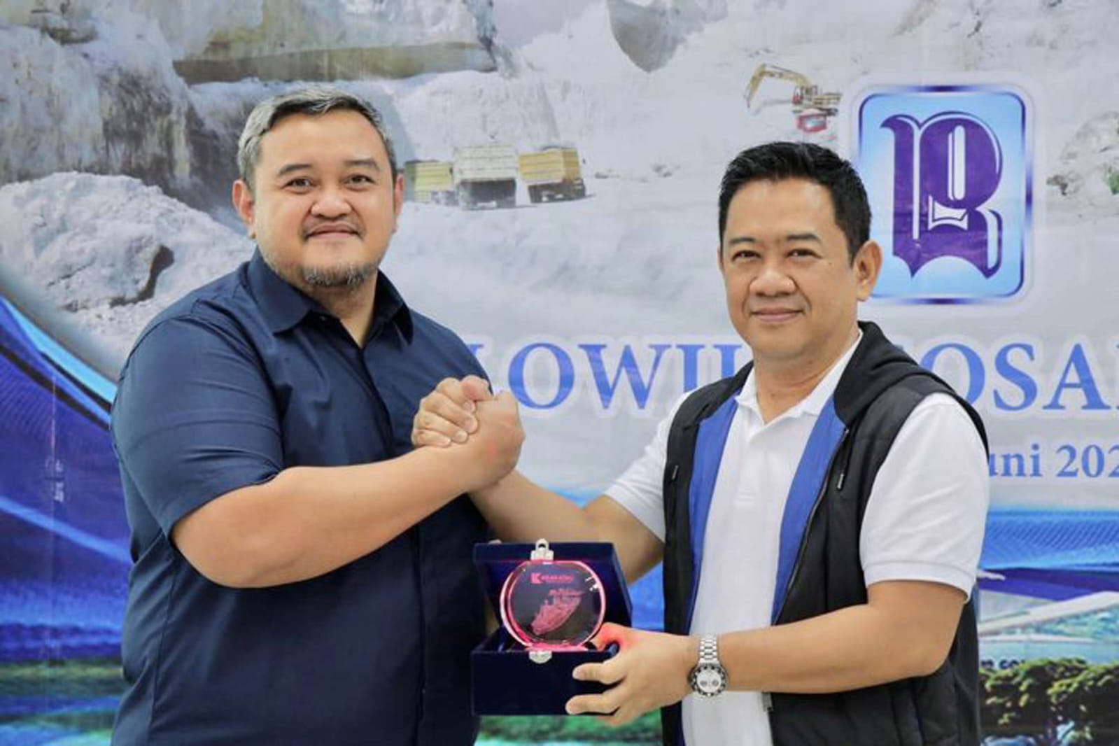 JAJAKI KERJASAMA : Presiden Direktur PT Polowijo Gosari Group, Deddy Harnoko Sucahyo (kiri) berfoto bersama Direktur Utama PT Krakatau Bandar Samudera, Akbar Djohan.