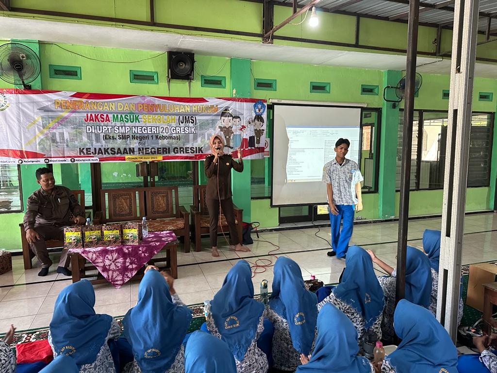 PENYULUHAN : Salah satu Jaksa Kejari Gresik saat memberikan penyuluhan hukum di UPT SMPN 20 di Jalan Mayjen Sungkono 01, Sekarkurung, Kecamatan Kebomas.