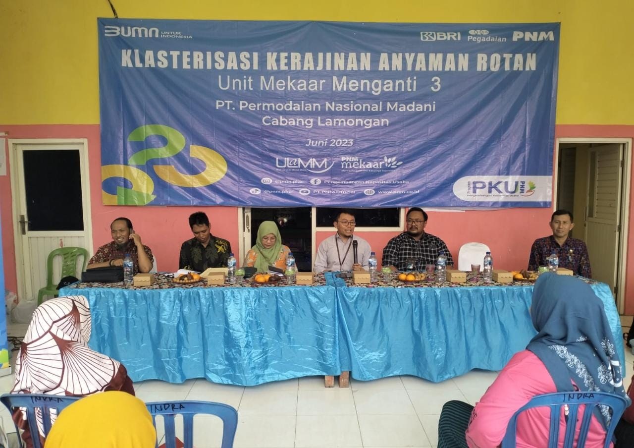 DUKUNG NASABAH NAIK KELAS : Pimpinan PT Permodalan Nasional Madani (PNM) Cabang Lamongan, Anang Fatkhur Rochman (tiga dari kanan) memberikan arahan kepada puluhan nasabah