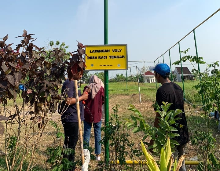 Mengabdi : Mahasiswa UMG melangsungkan kegiatan KKN di Desa Raci Tengah, Kecamatan Sidayu.