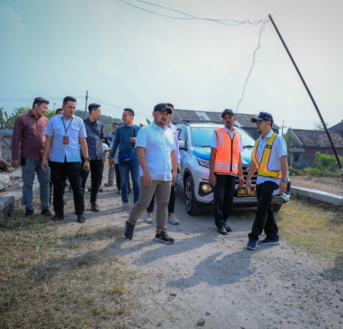 BAKAL DIASPAL : Bupati Yani meninjau jalan Desa Kesamben Kulon yang bakal jadi akses pendukung sektor pertanian dan kesehatan.