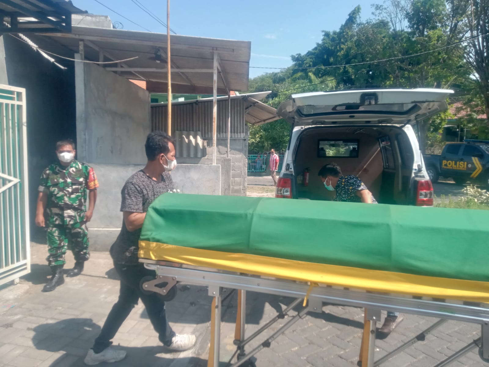 DIEVAKUASI: Petugas saat melakukan evakuasi korban Ifa Agus Wahyudi di tempat kosnya di Jalan Veteran Jaya no 69 B RT 4 RW 1, Kelurahan Gending, Kecamatan Kebomas.