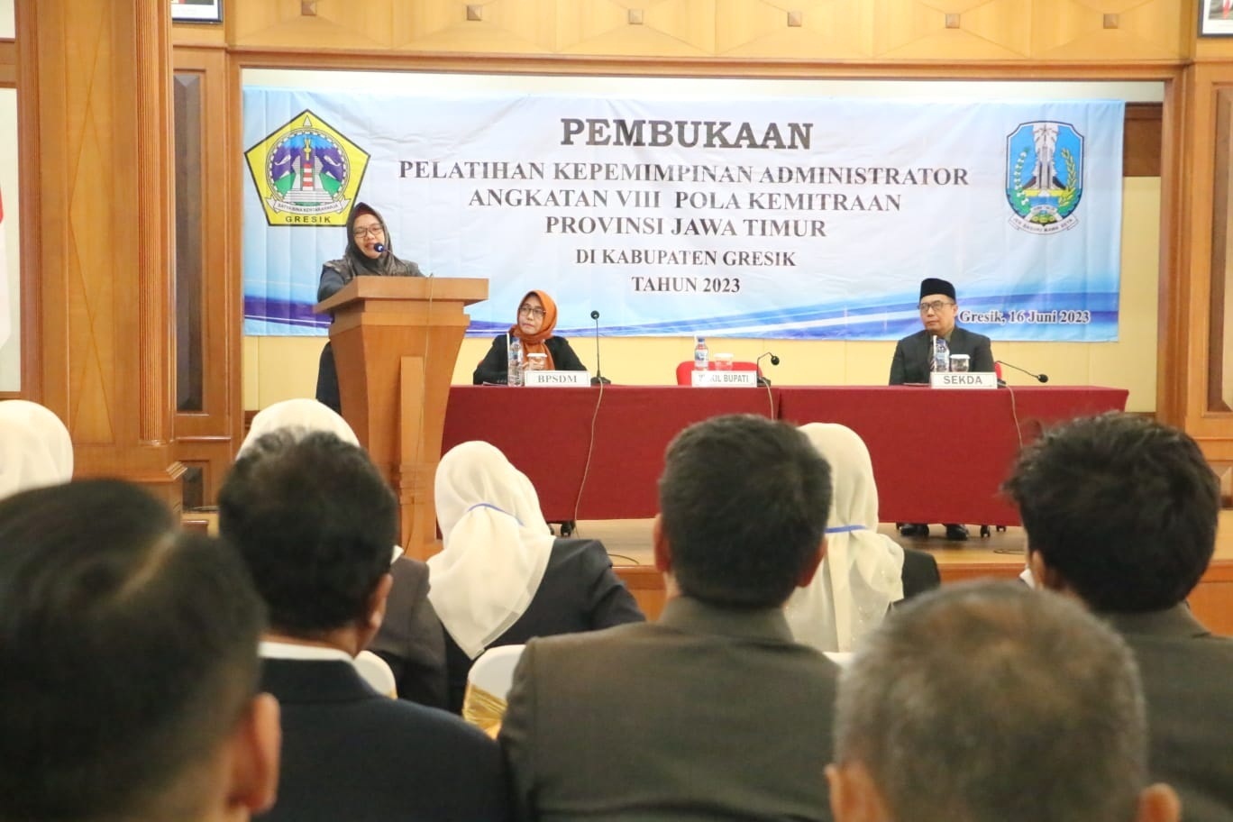 TINGKATKAN LAYANAN PUBLIK: Wakjil Bupati memberi sambutan sebelum pelatihan kepemimpinan administrasi kepada aselon 3.