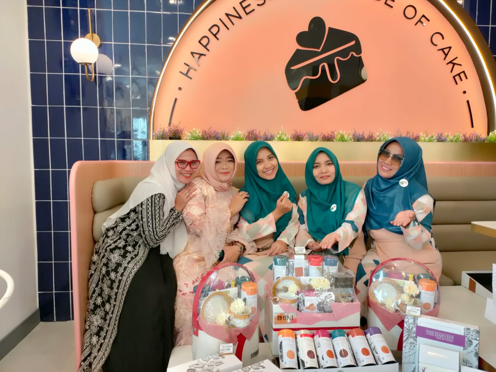 INSTAGRAMABLE: Para pelanggan setia The Harvest Gresik ini berfoto bersama di outlet yang didesain elegan dan menarik sembari menikmati berbagai cita rasa cake premium di Jalan Sumatra GKB Gresik.